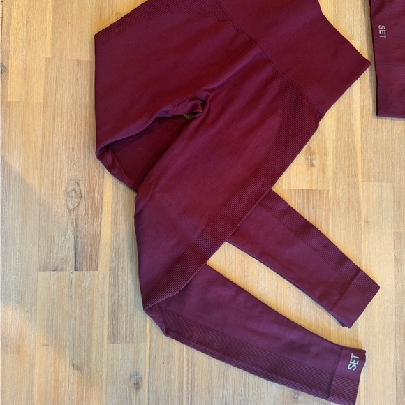 SET ACTIVE Burgundy Sports Bra and Leggings - Picture 2 of 5